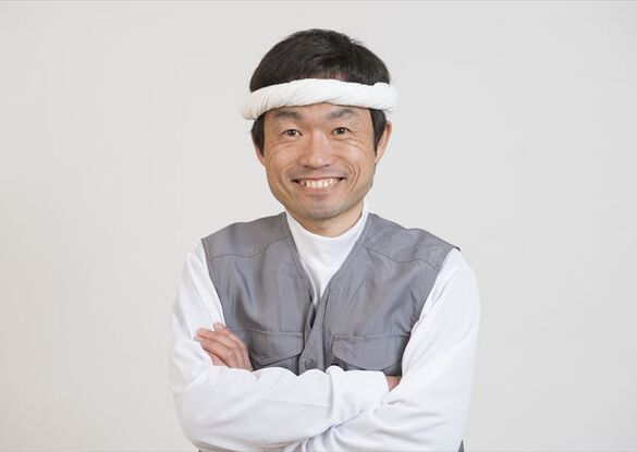 腕組みしてポーズを決める職人
